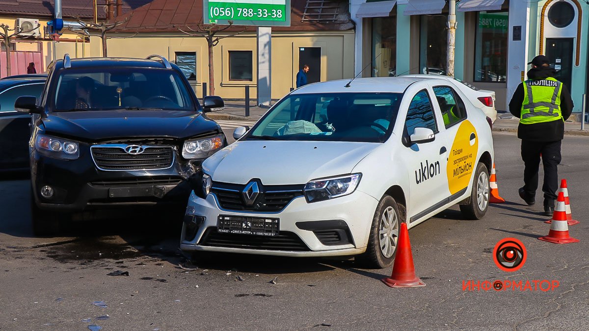В Днепре на Грушевского столкнулись Hyundai и Renault службы Uklon: пострадала беременная