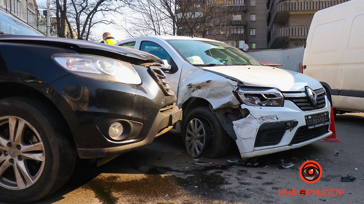 В Днепре на Грушевского столкнулись Hyundai и Renault службы Uklon: видео момента