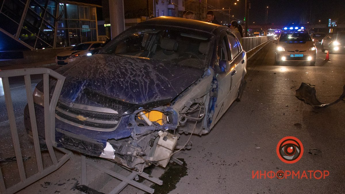 В Днепре на Слобожанском проспекте Chevrolet столкнулся с Honda и вылетел в отбойник: пострадал водитель