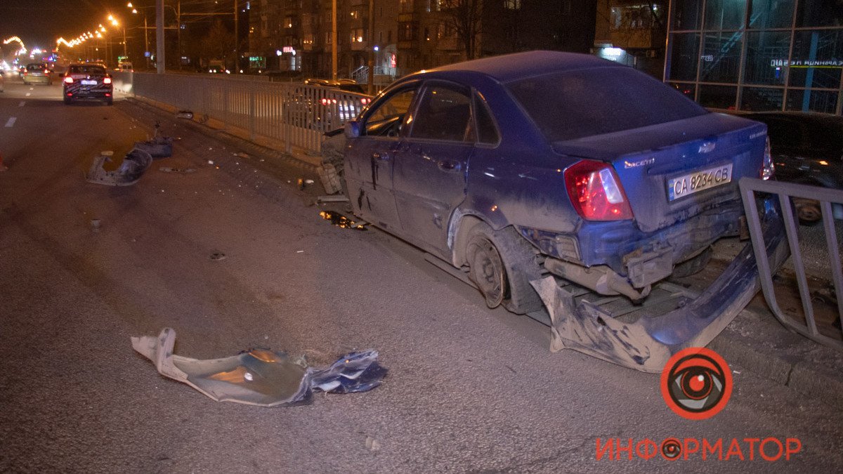 В Днепре на Слобожанском проспекте Chevrolet из-за удара с Honda влетел в отбойник: видео момента