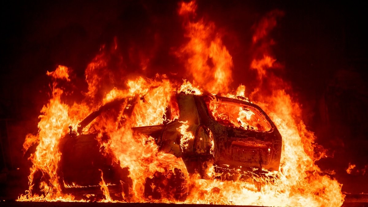 Под Днепром сгорел автомобиль Toyota Highlander: внутри нашли человеческие останки