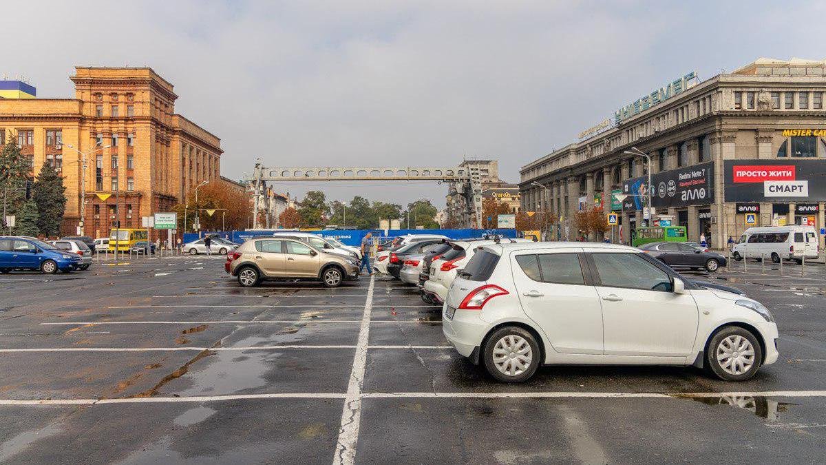 В Украине запретили обустраивать парковки на тротуарах