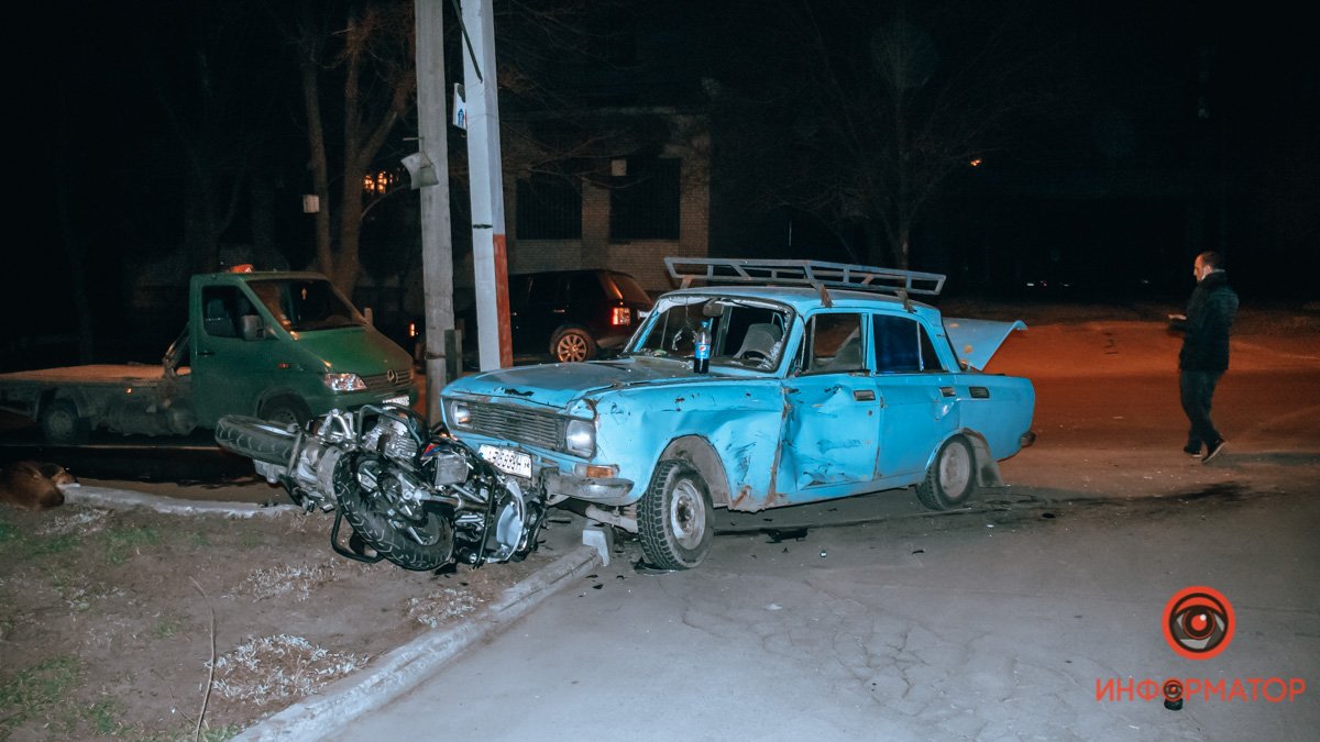 В Днепре на Мичурина столкнулись Москвич и мотоцикл: мужчину забрала скорая