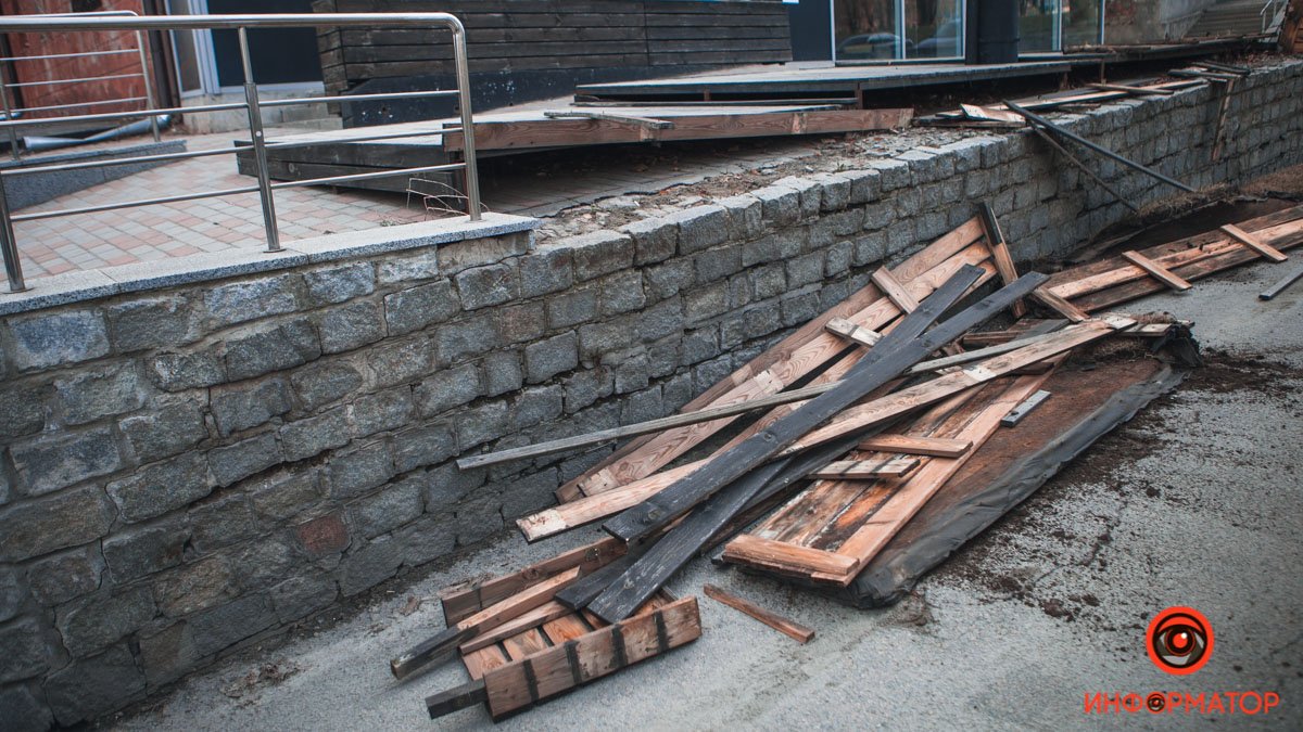 В центре Днепра на автомобили рухнула деревянная конструкция