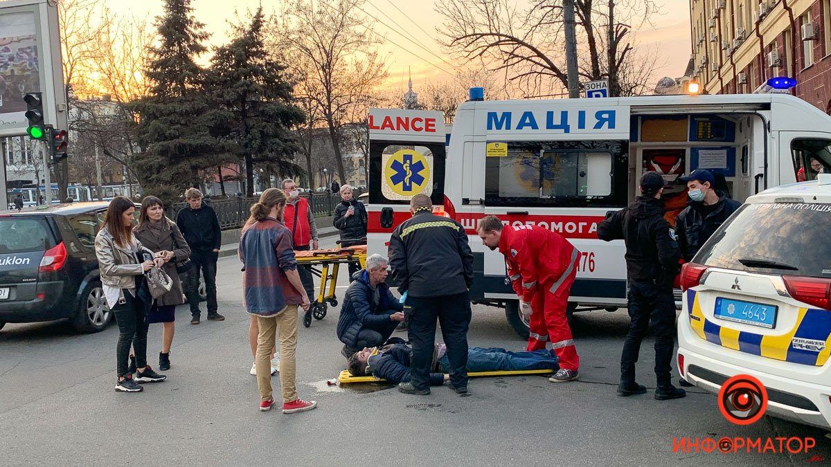 В центре Днепра Mazda сбила мужчину: очевидцы поспешили оказать помощь