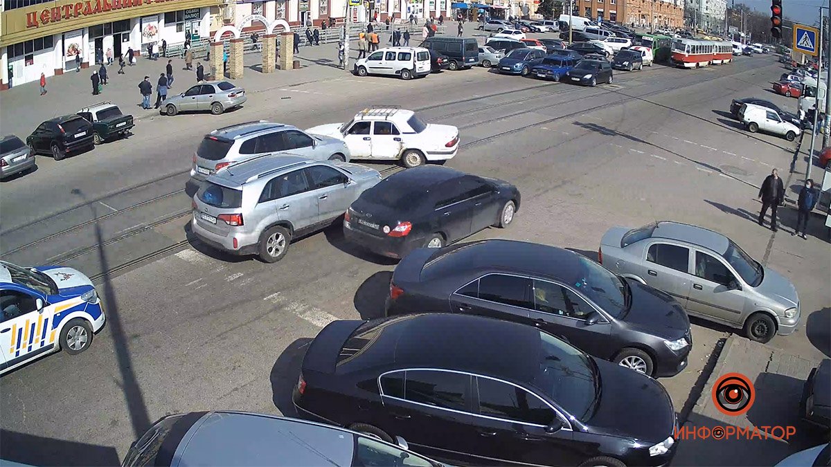 В Днепре возле "Озерки" столкнулись Hyundai и "Волга": видео момента