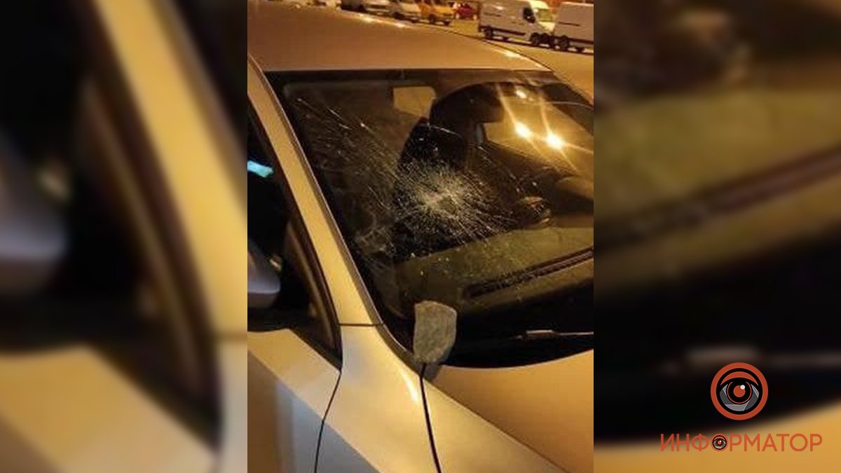 В Днепре на парковке "Каравана" мужчина разбил лобовое стекло Skoda: нужна помощь свидетелей