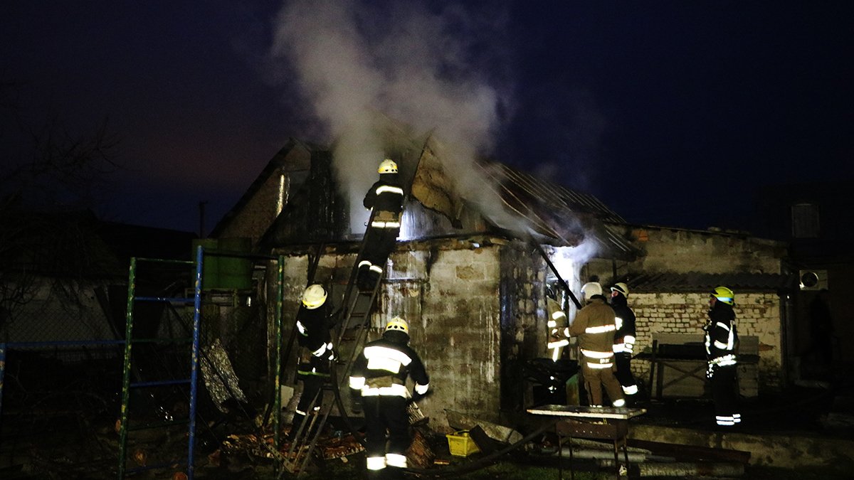 В Новокодакском районе Днепра ночью горела баня