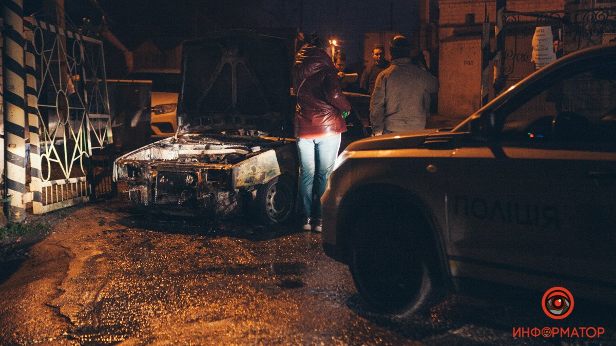 В гаражном кооперативе на Тополе в Днепре полностью сгорел ВАЗ: охранник пытался тушить пламя