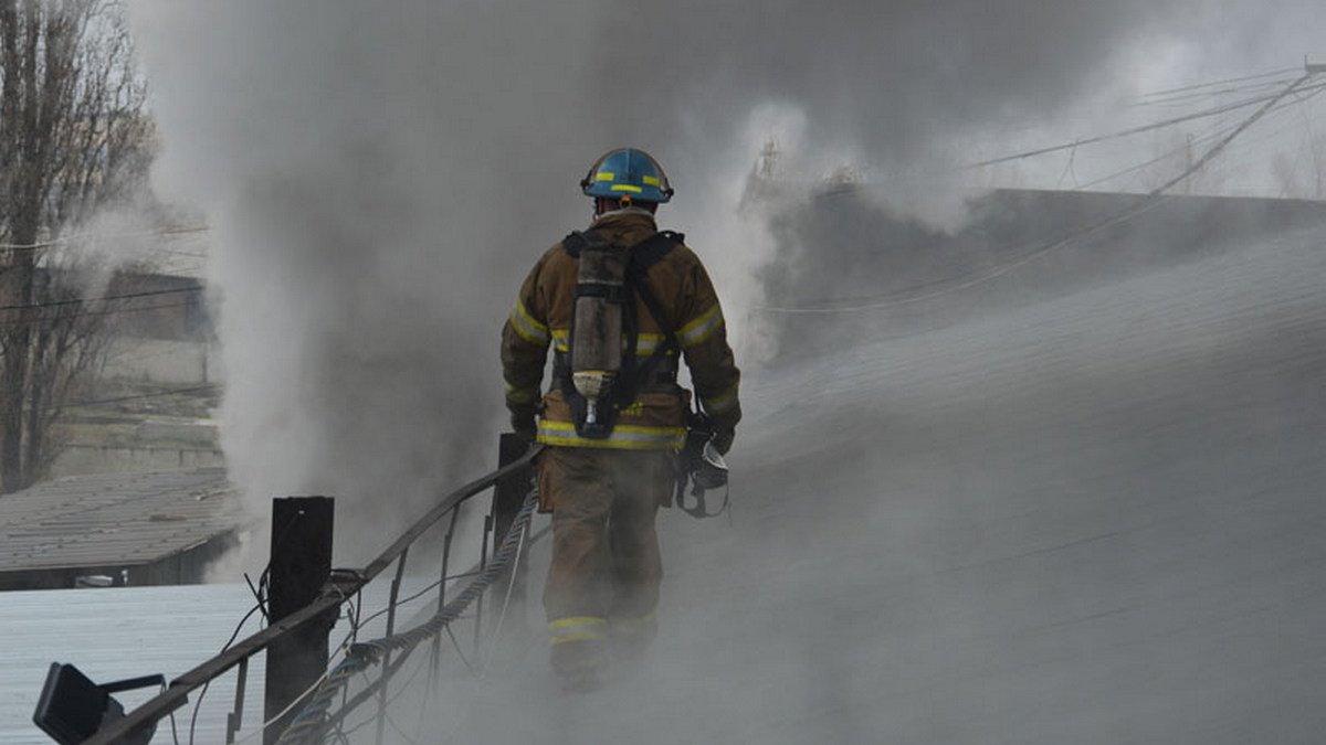 В Днепре горел склад с мусорными пакетами и губками для мытья: пожар тушили более 40 спасателей