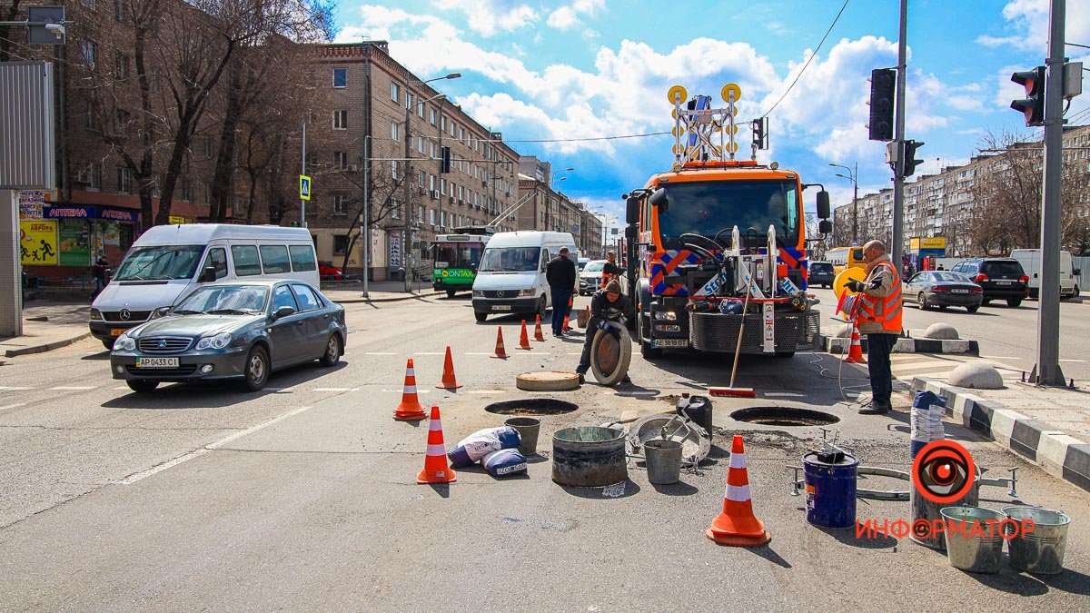 В Днепре на Слобожанском проспекте меняют люки: движение затруднено