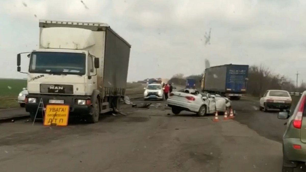 На трассе Днепр-Павлоград столкнулись Volkswagen и грузовик MAN: мужчину забрала скорая