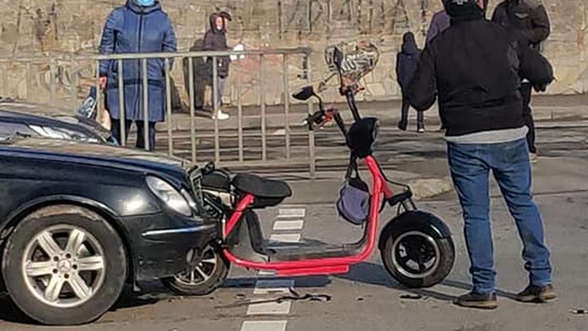 В Днепре на проспекте Богдана Хмельницкого столкнулись Mercedes и скутер: поиск свидетелей