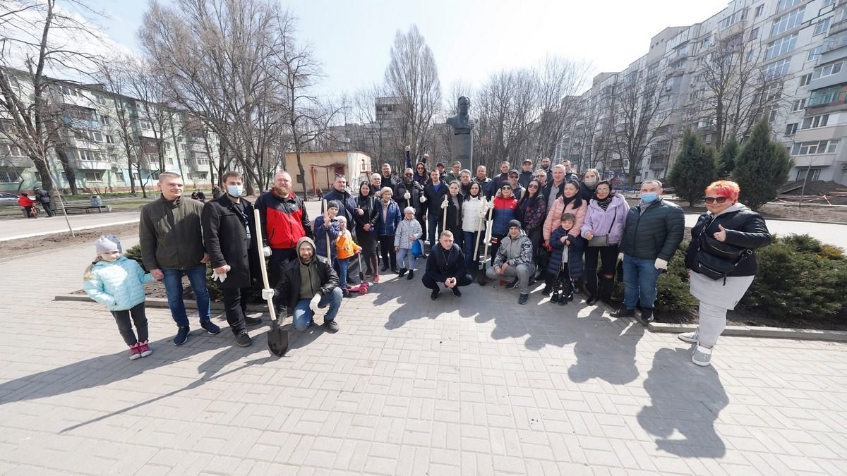 Представители Общественного совета при городском совете Днепра высадили аллею сакур у памятника академику Янгелю