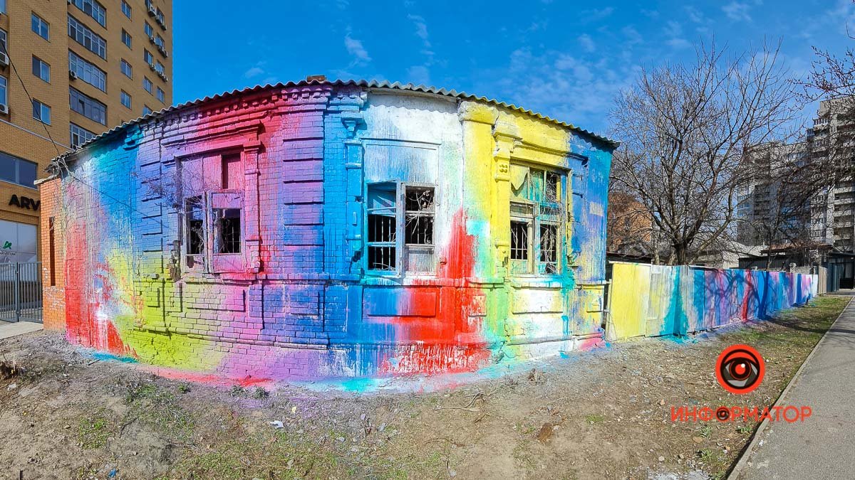 В Днепре на Гусенко появился красочный дом