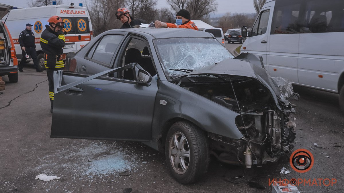 В Днепре на Яснополянской столкнулись Geely и Toyota: погиб мужчина