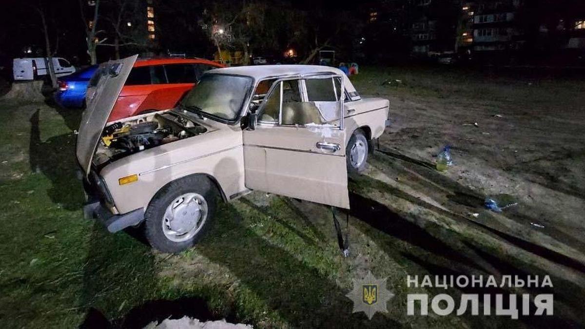 Под Днепром мужчина поссорился со знакомой и поджег ее машину: видео момента