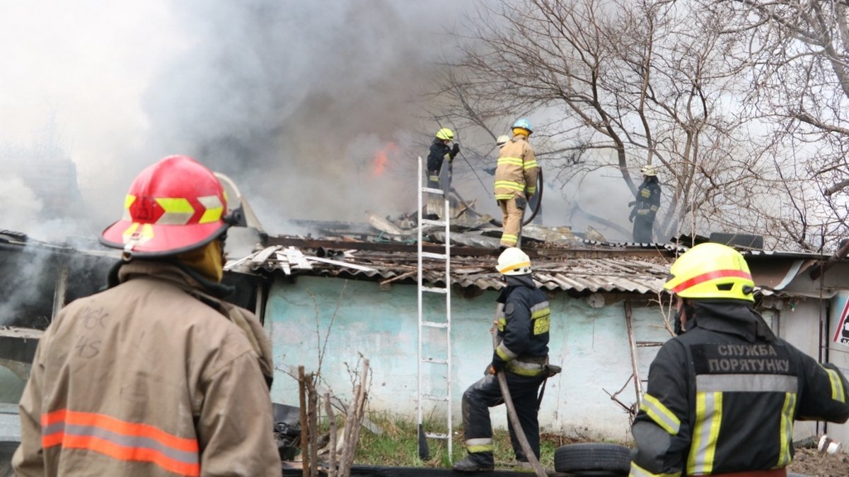 В Днепре полыхал дом: пожар тушили почти два часа