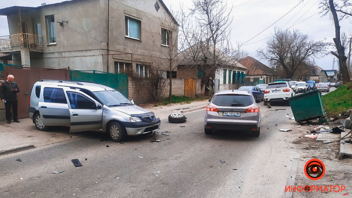 В Днепре на Каруны столкнулись BMW и Dacia: пострадал мужчина, образовалась пробка