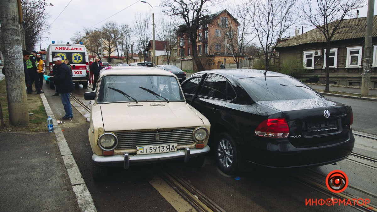 В Днепре на Грушевского столкнулись Volkswagen и ВАЗ: мужчину забрала скорая