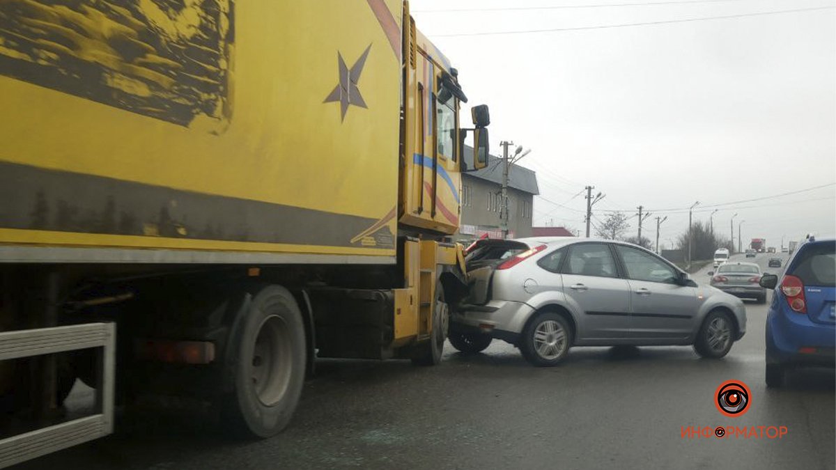 В Днепре на Передовой столкнулись Ford, Renault и грузовик, чуть не задев пешеходов: видео момента