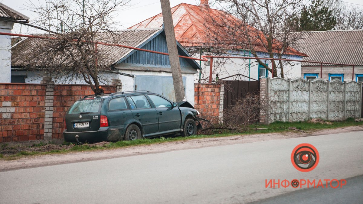 В Днепре на Петрозаводской водитель Skoda уснул и въехал в столб