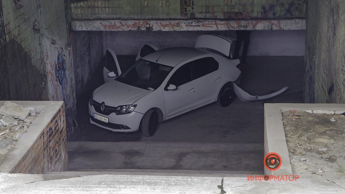 В Днепре в подземном переходе возле гостиницы "Рассвет" бросили Renault Logan