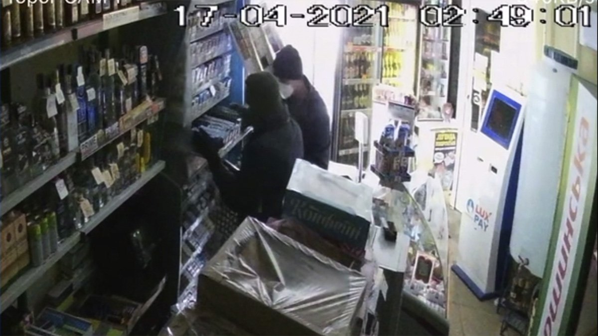 В Днепре на Тополе из магазина украли сигареты на 15 тысяч гривен: видео момента