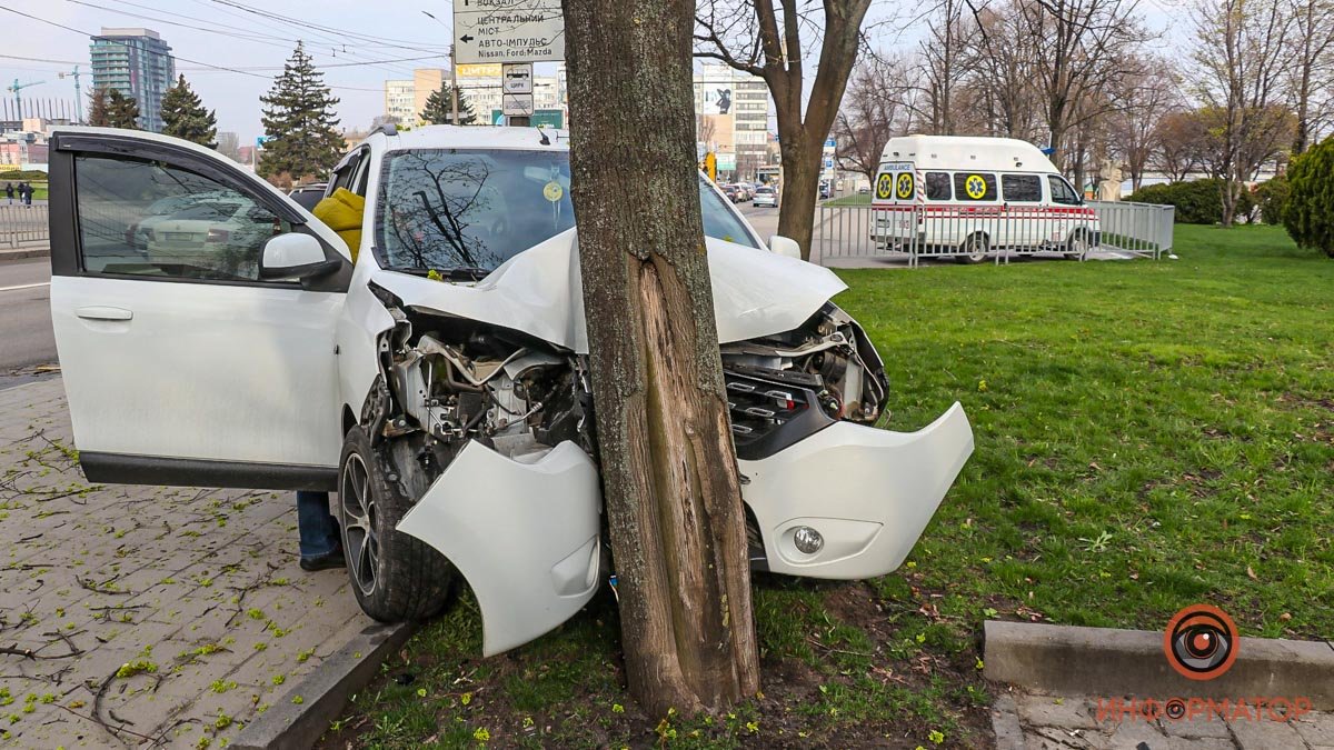 В Днепре напротив гостиницы «Днепропетровск» Renault врезался в дерево: пострадал водитель