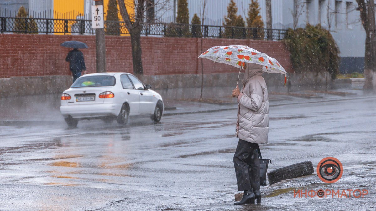 Синоптики предупреждают: в Днепре и области во вторник ожидается дождь, град и сильный ветер