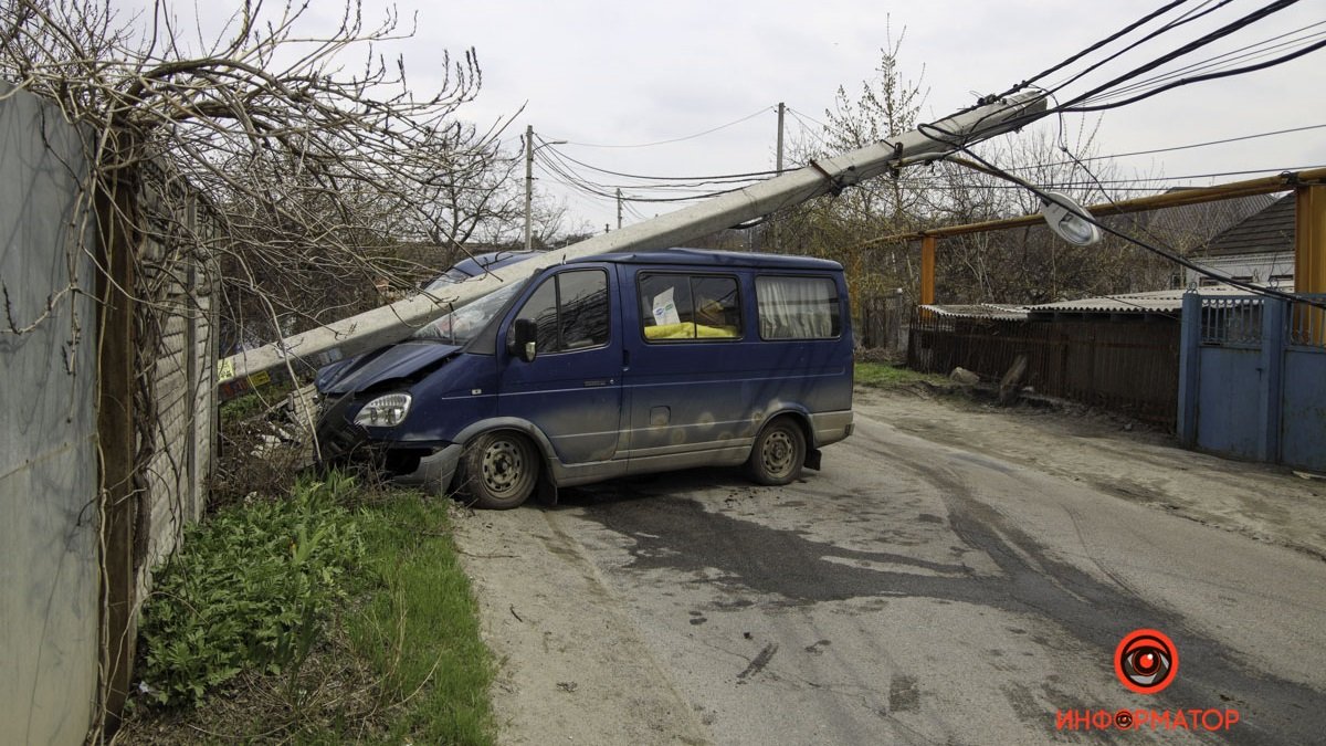 В Днепре из-за аварии фонарный столб упал на микроавтобус: пострадал мужчина