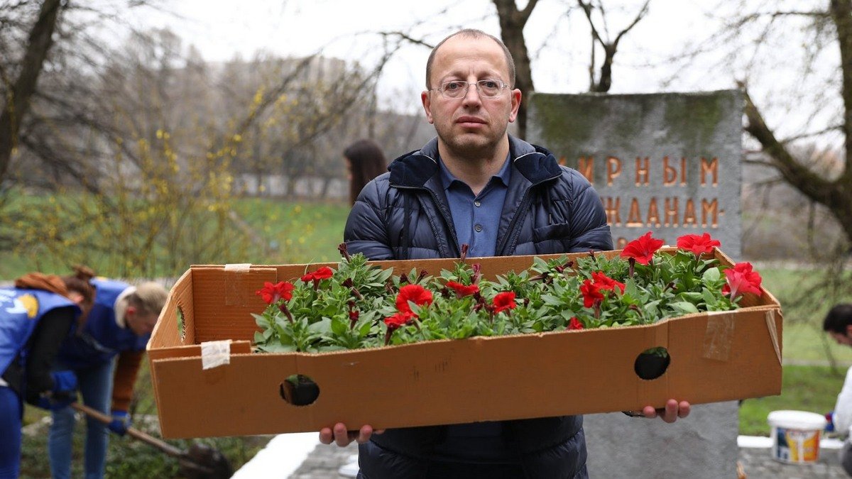 Миллион алых цветов высадят в Днепропетровской области в память о героях Великой Отечественной войны, - Геннадий Гуфман
