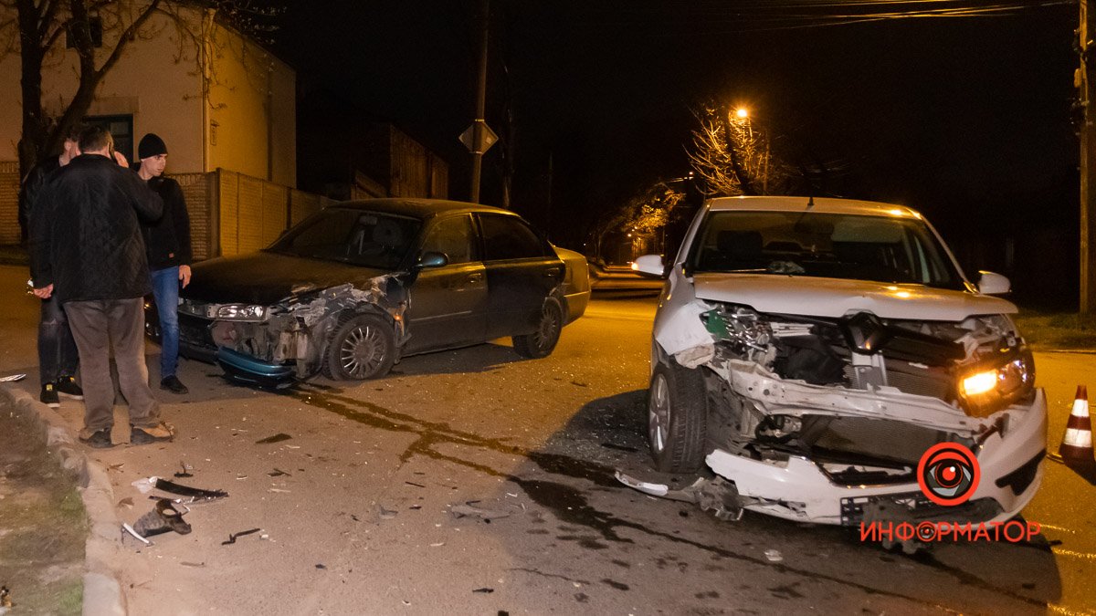 В Днепре на Выборгской столкнулись такси Mazda и Renault службы Bolt: пострадали 2 человека