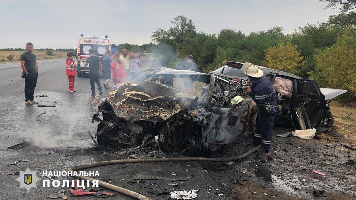 Полицейский из Днепропетровской области на Mazda влетел в Daewoo: в аварии заживо сгорели два человека