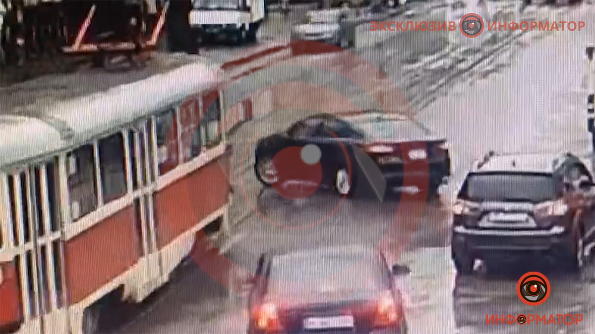 В Днепре на Чернышевского столкнулись трамвай и авто: видео момента