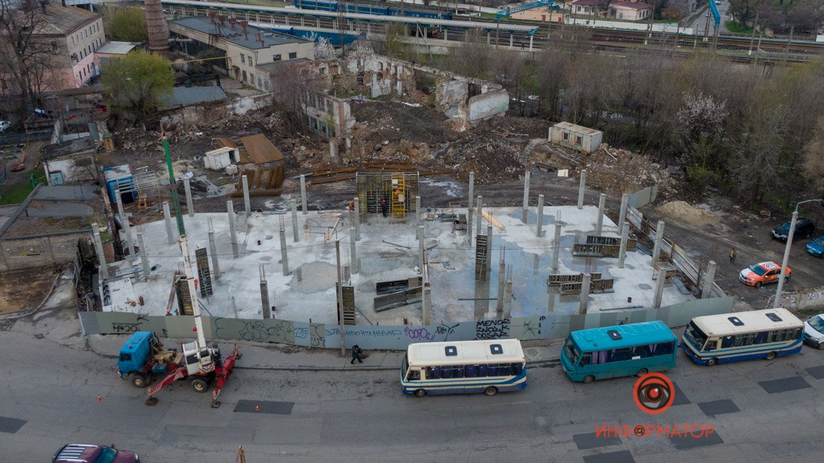В Днепре на Старомостовой снесли часть заброшенного Хлебзавода и начали строительство