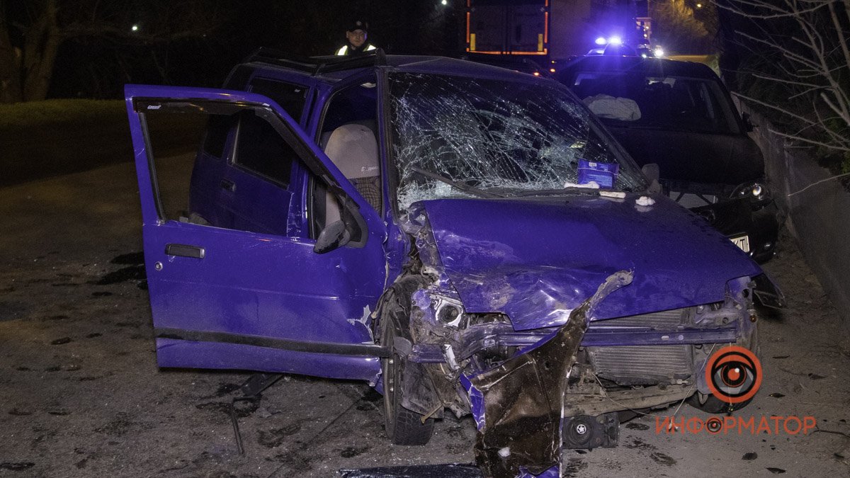 В Днепре на Самарском спуске столкнулись Mazda, "Москвич" и Daewoo: есть пострадавшие