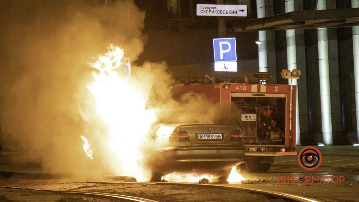 В Днепре возле оперного театра BMW столкнулась с Mazda и загорелась: дорога перекрыта
