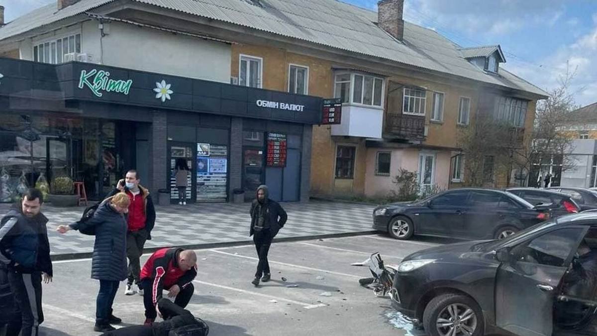 В Днепре на Калиновой Hyundai сбил мотоциклиста: видео момента