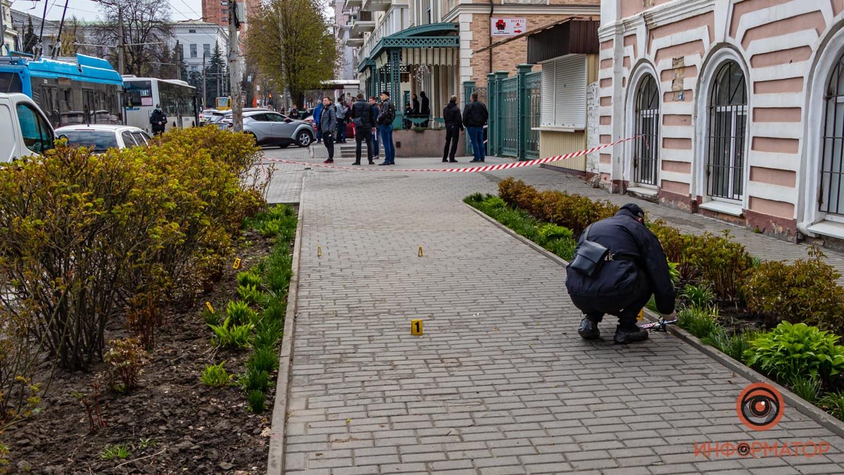 В Днепре на Соборной площади застрелили мужчину: фото с места происшествия