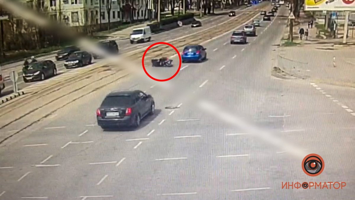 В Днепре на Богдана Хмельницкого мужчина упал с мотоцикла: видео момента