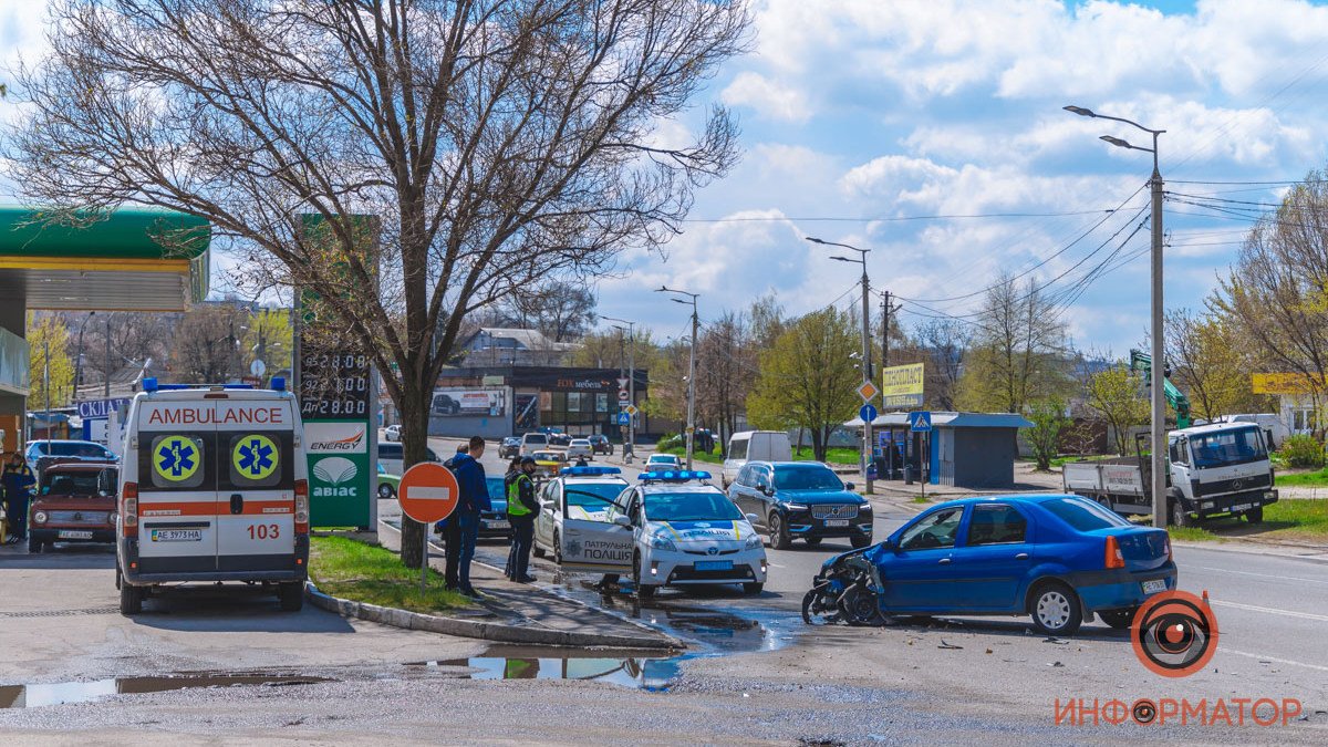В Днепре на Метростроевской Dacia въехал в мусоровоз: пострадали двое