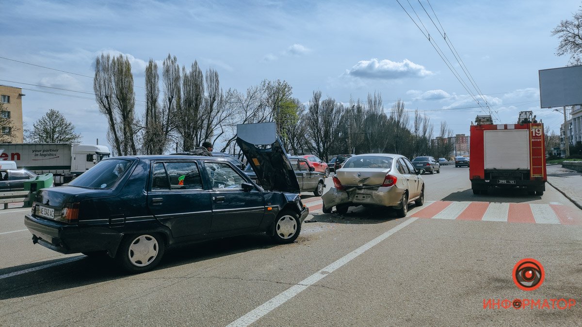 В Днепре на Запорожском шоссе Славута въехала в Renault: пострадали двое