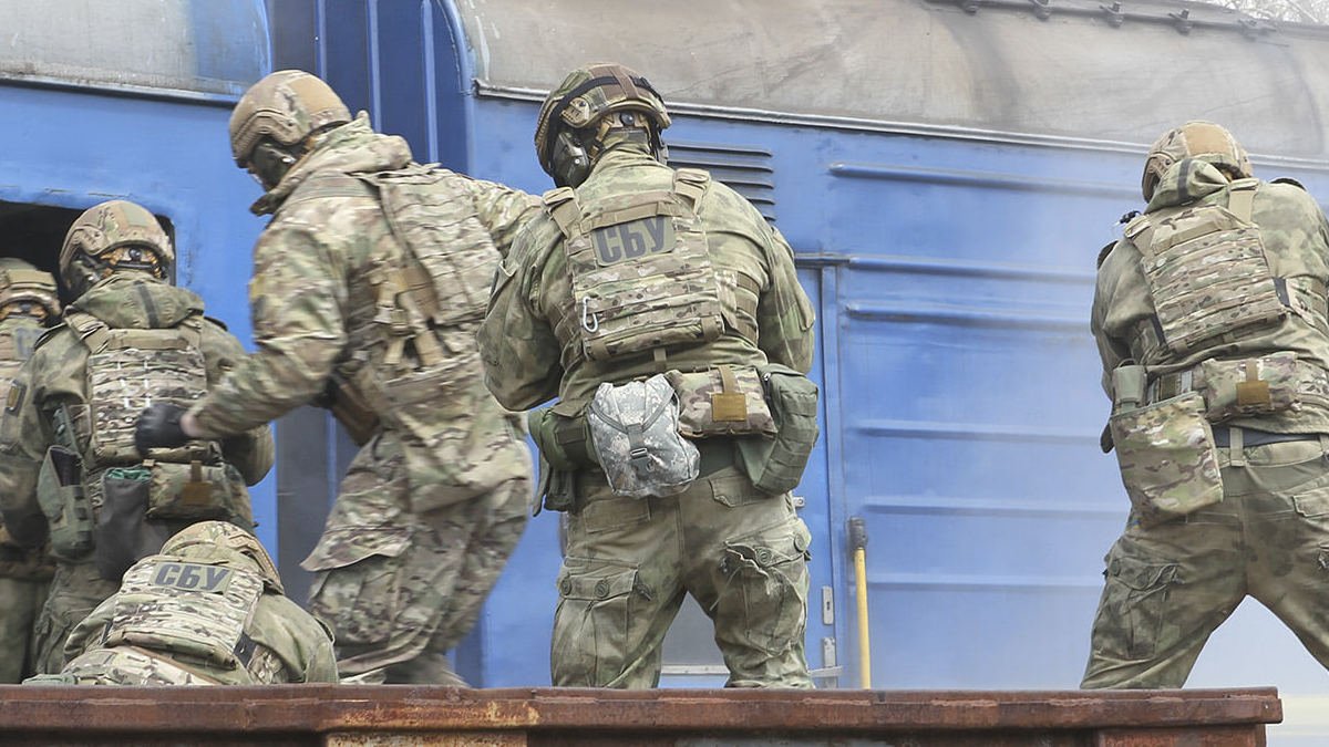 Террористы украли на предприятии в Днепре радиоактивные предметы и взяли заложников: как прошли учения СБУ