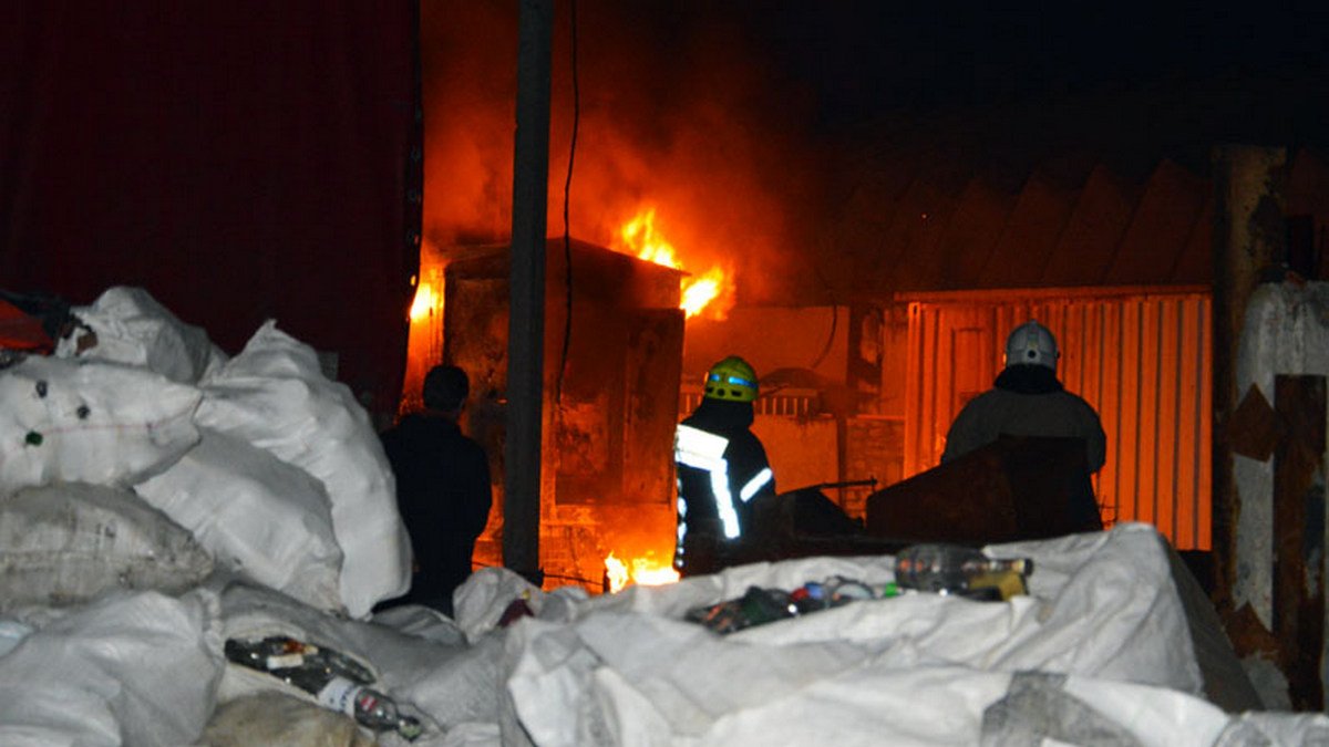 В Днепре на Богдана Хмельницкого случился пожар на территории предприятия