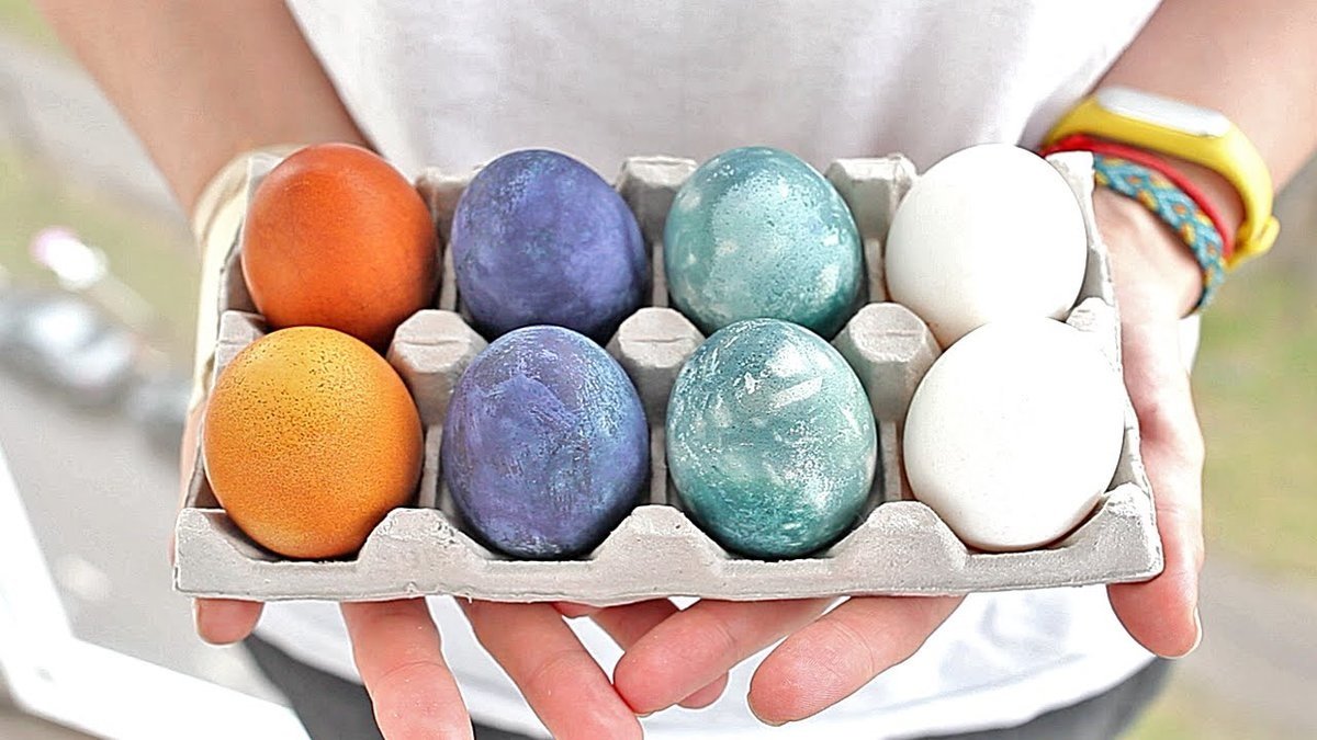Без "химии": как покрасить пасхальные яйца натуральными продуктами