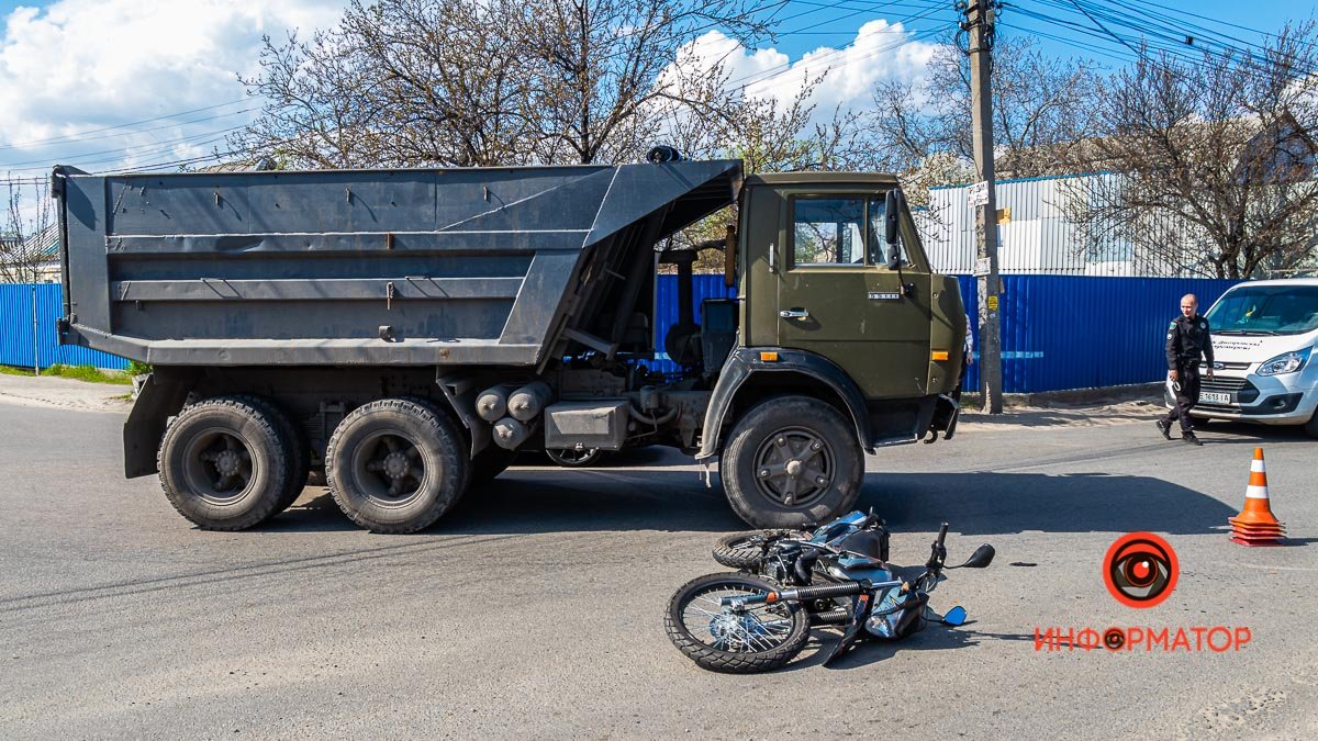 В Днепре на Петрозаводской КАМАЗ сбил мотоциклиста: мужчину забрала скорая