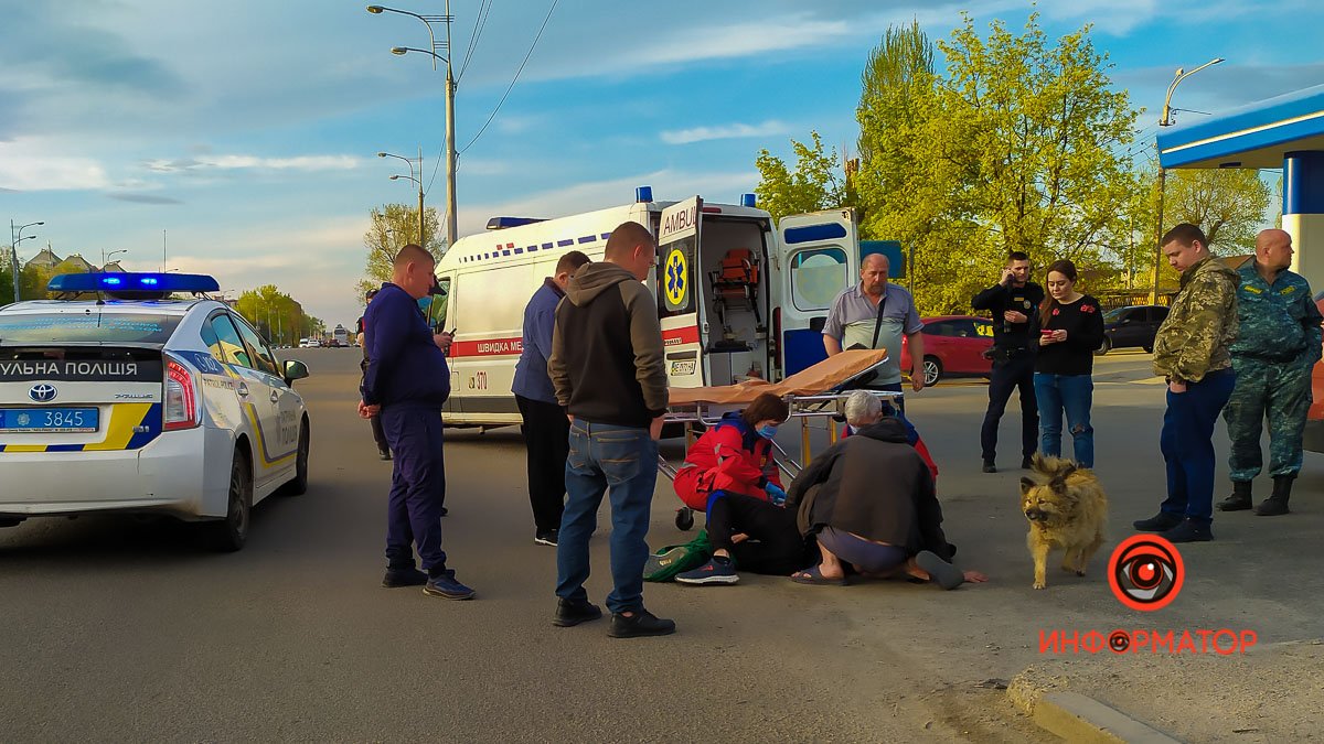 В Днепре на Слобожанском проспекте мужчина попал под колеса Hyundai: пострадавшего забрала скорая