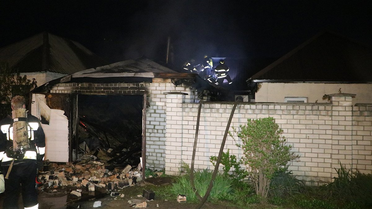 В Днепре в частном секторе горел гараж: огонь перебросился на крышу дома