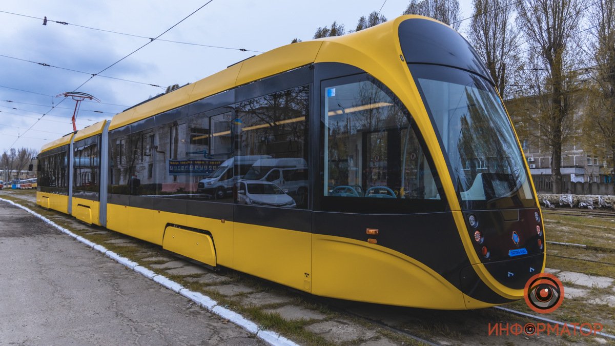 Презентация нового трамвая, пейзажи на улицах Днепра и запуск фонтанов: топ хороших новостей недели